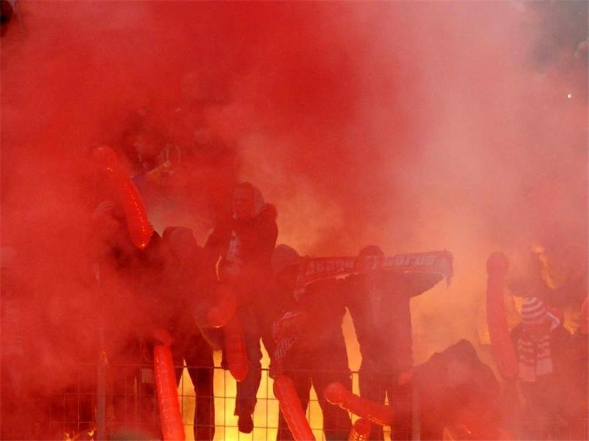 35 000 Euro DFB-Strafe für den 1. FC Köln FC-Anhänger brennen Pyrotechnik ab. Unter anderem wegen solch unsportlichen Verhaltens zahlt der 1. FC Köln 35 000 Euro Strafe. Foto: Federico Gambarini