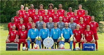 FC Bayern München: Hintere Reihe, von links nach rechts: Holger Badstuber, Jerome Boateng, Javi Martinez, Dante, Medhi Benatia, Douglas Costa, Robert Lewandowski; 2. Reihe von hinten, (v.l.): Julian Green, Jan Kirchhoff, Pierre-Emile Höjbjerg, Sebastian Rode, Thomas Müller, Juan Bernat, Gianluca Gaudino, Thiago; 2. Reihe von vorne, (v.l.): David Alaba, Sinan Kurt, Joshua Kimmich, Torwarttrainer Toni Tapalovic, Co-Trainer Hermann Gerland, Trainer Pep Guardiola, Co-Trainer Domenec Torrent, Mario Götze, Xabi Alonso; vordere Reihe, (v.l.): Rafinha, Franck Ribery, Torwart Ivan Lucic, Torwart Manuel Neuer, Torwart Sven Ulreich, Torwart Tom Starke, Arjen Robben und Philipp Lahm.