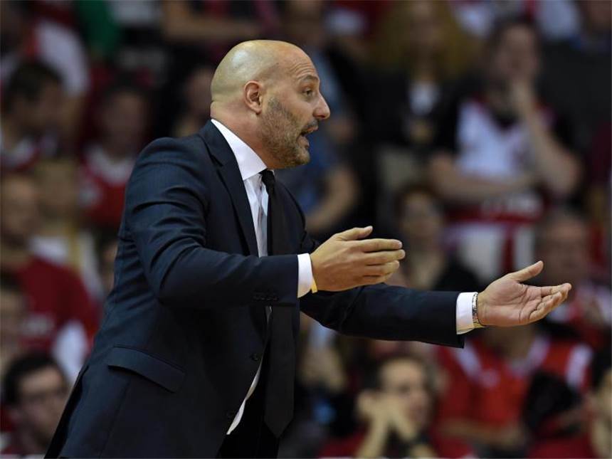 FC Bayern und ALBA Berlin mit Auswärtssiegen FC Bayern Münchens Trainer Aleksandar Djordjevic gestikuliert am Spielfeldrand. Foto: Sven Hoppe
