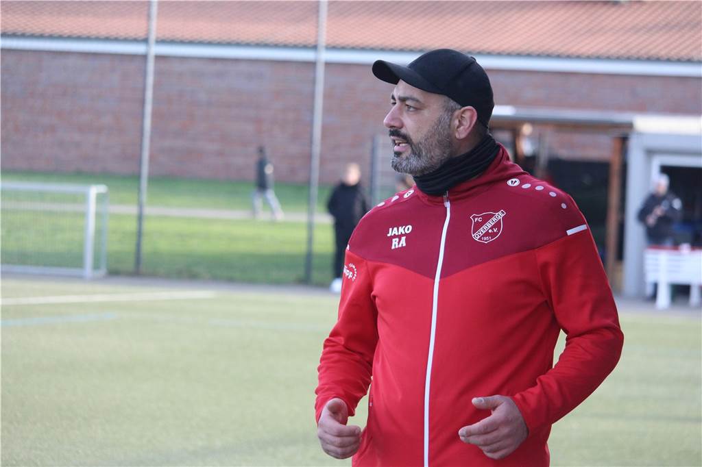 SG Gahmen gewinnt knapp beim FC Overberge – Leistungsträger gibt besonderes Comeback FC-Coach Recep Alkan konnte gegen die SG Gahmen einige taktische Dinge ausprobieren.