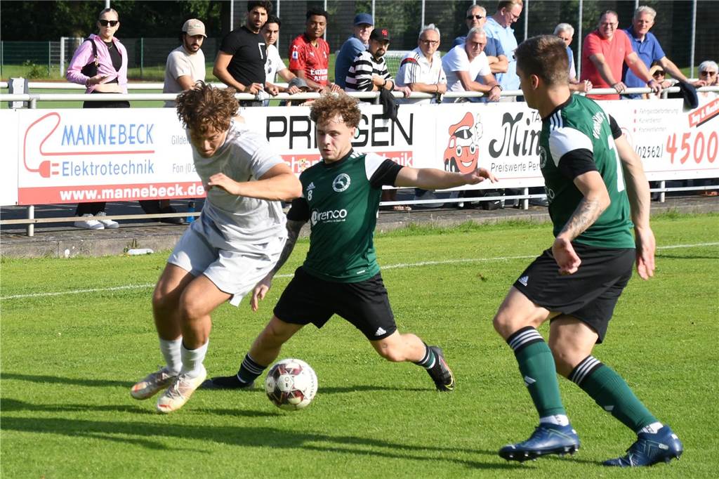 FC Epes Eric Reckels im Duell mit Vorwärts-Torschütze Gerben Papenburg