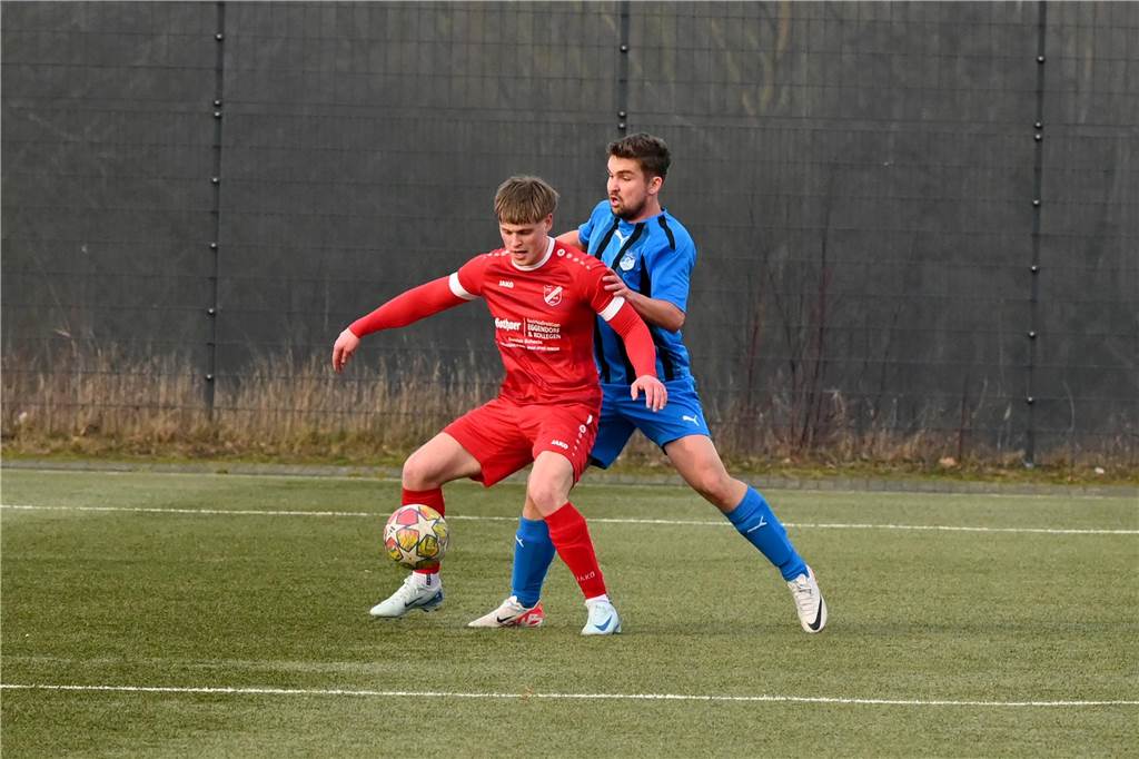 Zweikampf von FC-Overberge-Spieler.