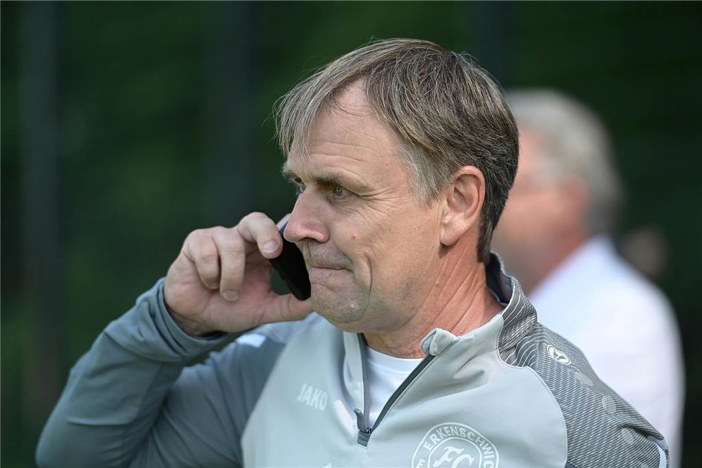 Nur ein Entscheidungsspiel in den Kreisligen FC-Trainer Andreas Klemm versuchte am Pfingstmontag, telefonisch an die Ergebnisse von RW Erkenschwick und VfL Ramsdorf zu kommen.