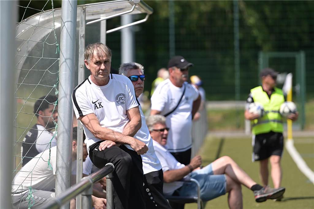Jubel in der Honermannsiedlung - Tränen in Rapen FC-Trainer Andreas Klemm war tief enttäuscht. Nur ein Jahr nach dem Aufstieg steigt seine seine Mannschaft wieder ab.
