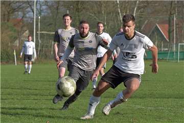 FC Vreden II holte sich im Nachholspiel bei TG Almsick drei Punkte. Das Foto zeigt Maximiliano Pepermans (l.) und Alexander Grewe. 