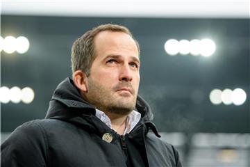FCA-Coach Manuel Baum schaut dem Montagsspiel gegen Borussia Dortmund gelassen entgegen. Foto: Matthias Balk