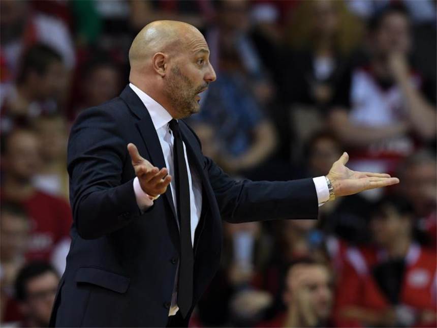 Rückschlag für Bayern-Basketballer: Klare Niederlage in Bonn FCB-Coach Aleksandar Djordjevic kassierte mit seinem Team die zweite Saisonniederlage. Foto: Sven Hoppe