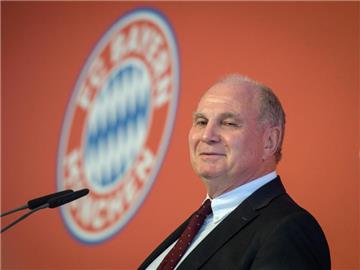 FCB-Präsident Uli Hoeneß freut sich auf das Freiluftspiel. Foto: Matthias Balk