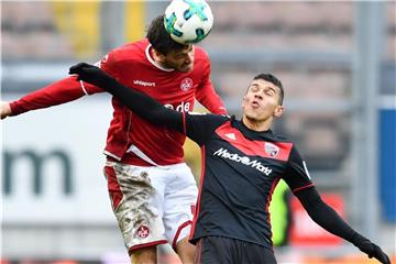 FCK-Profi Benjamin Kessel (l) im Zweikampf mit Alfredo Morales. Foto: Uwe Anspach