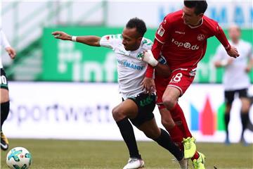 FCK-Profi Christoph Moritz (r) versucht Fürths Julian Green aufzuhalten. Foto: Daniel Karmann