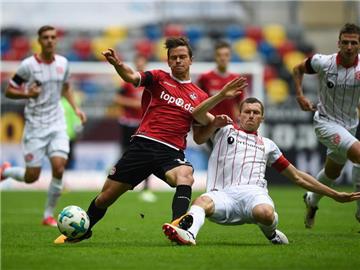 FCK-Profi Mads Albaek (l) grätscht im Zweikampf mit Düsseldorfs Oliver Fink. Foto: Jonas Güttler