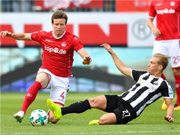 FCK-Profi Patrick Ziegler (l) wird von Max Jansen abgegrätscht. Foto: Uwe Anspach