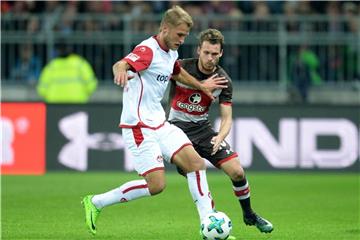 FCK-Profi Sebastian Andersson (l) schirmt den Ball gegen Christopher Buchtmann ab. Foto: Daniel Bockwoldt