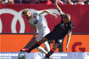 FCN-Kapitän Hanno Behrens (r) wird von Heidenheims Marcel Titsch-Rivero unter Druck gesetzt. Foto: Daniel Karmann