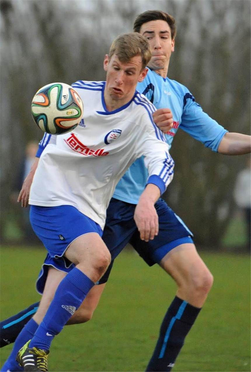 FCOs Philipp Hörst ist vor dem Ammeloer Niklas Nagenborg am Ball.