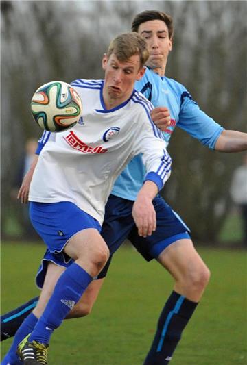 FCOs Philipp Hörst ist vor dem Ammeloer Niklas Nagenborg am Ball.