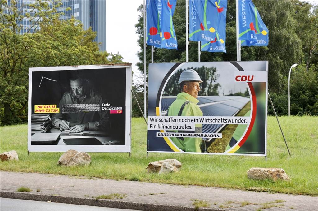 Versteckt die CDU ihren Spitzenkandidaten? Laschet in Dortmund kaum zu sehen FDP-Chef Christian Linder sitzt beflissen am Schreibtisch (l.), daneben eine Themenplakat der CDU. Ohne ihren Spitzenkandidaten.