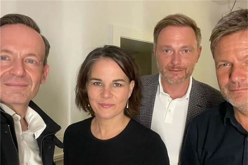 Insta-Selfie statt Balkon-Szene - Ein neuer Politikstil FDP-Generalsekretär Volker Wissing, Annalena Baerbock, Bundesvorsitzende von Bündnis 90/Die Grünen, der FDP-Vorsitzende Christian Lindner und Robert Habeck, Co-Bundesvorsitzender von Bündnis 90/Die Grünen (von links nach rechts).