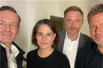 FDP-Generalsekretär Volker Wissing, Annalena Baerbock, Bundesvorsitzende von Bündnis 90/Die Grünen, der FDP-Vorsitzende Christian Lindner und Robert Habeck, Co-Bundesvorsitzender von Bündnis 90/Die Grünen (von links nach rechts).
