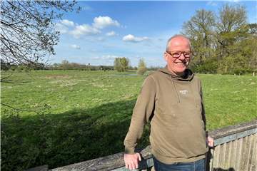 Lutz Ludwig im Hervester Bruch, im Hintergrund das Storchennest