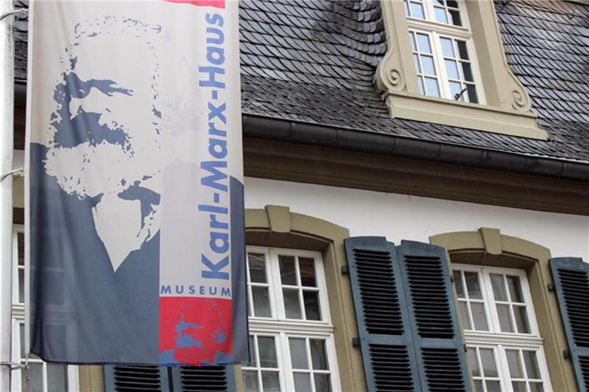 Auf den Spuren von Karl Marx durch Westeuropa Februar 2018: Das Geburtshaus von Karl Marx in der Brückenstraße in Trier. Heute befindet sich hier das Karl-Marx-Museum. Foto: Christoph Driessen/dpa-tmn