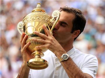 Federer verewigte sich auf dem Heiligen Rasen mit seinem achten Triumph in Wimbledon. Foto: Adam Davy