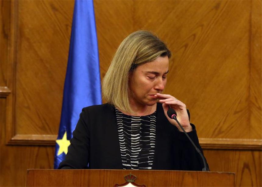"Ein schwarzer Tag für Europa" Federica Mogherini, hohe Vertreterin der EU für Außen- und Sicherheitspolitik, musste während einer Pressekonferenz weinen, als sie von den Anschlägen in Brüssel hörte.
