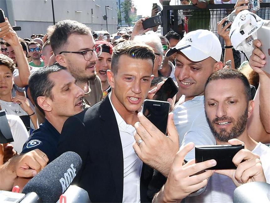 Federico Bernardeschi (M) wird vor seinem Medizincheck in Turin von Fans umringt. Foto: Allessandro Di Marco