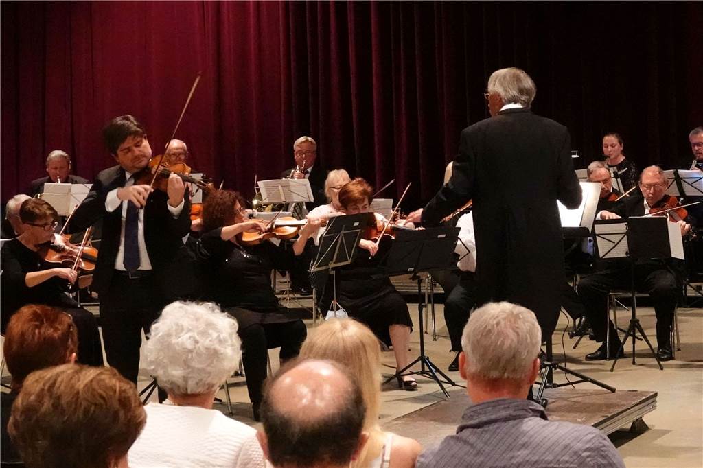 Ein eindringliches Bravourstück: Solo-Geiger fordert Orchester in der Rohrmeisterei Fedor Rudin als Solist und das Ruhrstadtorchester unter Claus Eickhoff in der Rohrmeisterei.
