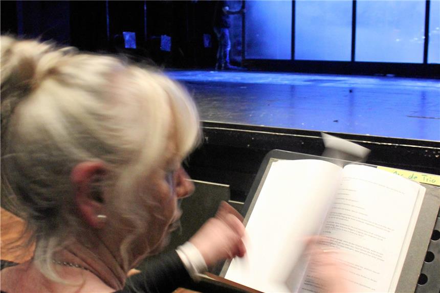 Souffleuse: Die Retterin der Schauspieler Fee Sachse betreut bis zu neun Produktionen am Schauspielhaus in Bochum. An diesem Abend ist sie die Souffleuse für das Stück Arc de Triomphe.
