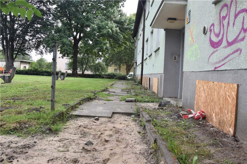 Gesperrter Weg: „Wer nicht mehr laufen kann, kippt unterwegs um“ Fehlendes Pflaster erschwert den Weg für Menschen, die auf einen Rollstuhl angewiesen sind oder nicht ohne einen Rollator unterwegs sein können.