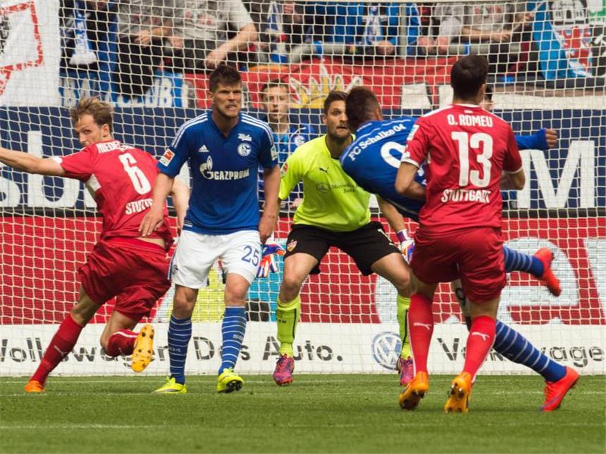 Fehler verhindern einen Sieg des VfB Stuttgart - Schalkes Kevin-Prince Boateng erzielt das 3:2. Foto: Bernd Thissen
