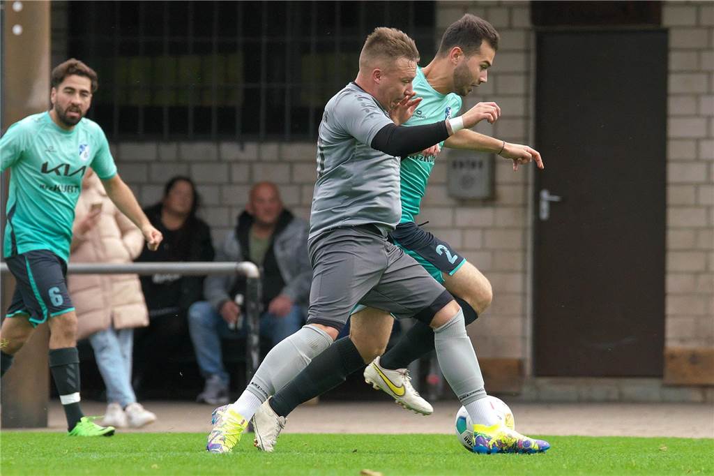 Fehlt dem SV Hullern nun erst mal gesperrt: Mirko Pezer (v.).