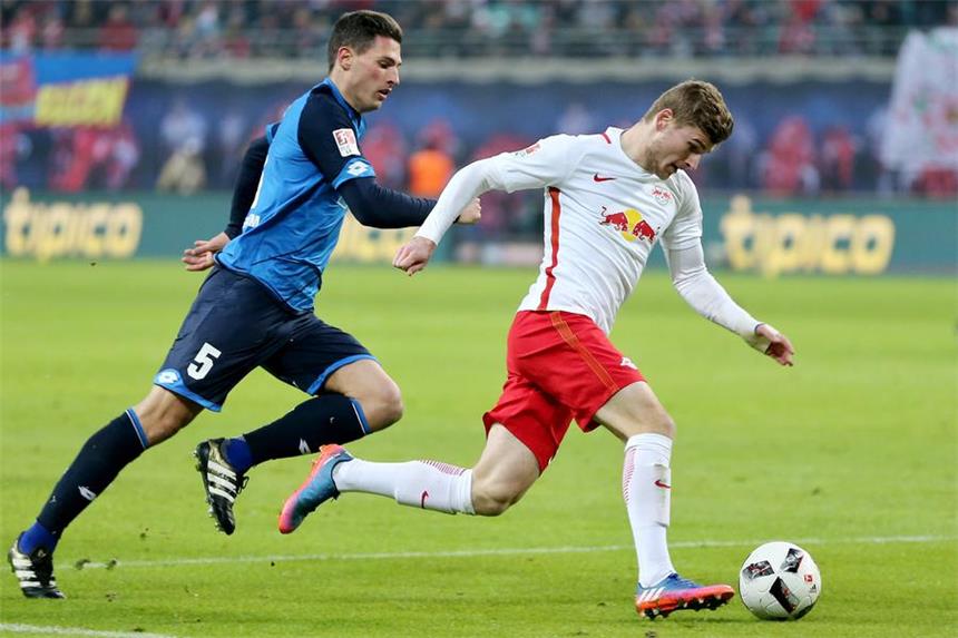 Leipzig muss auf grippekranken Werner verzichten Fehlt im Topspiel gegen den BVB: Leipzigs Stürmer Timo Werner (r.).