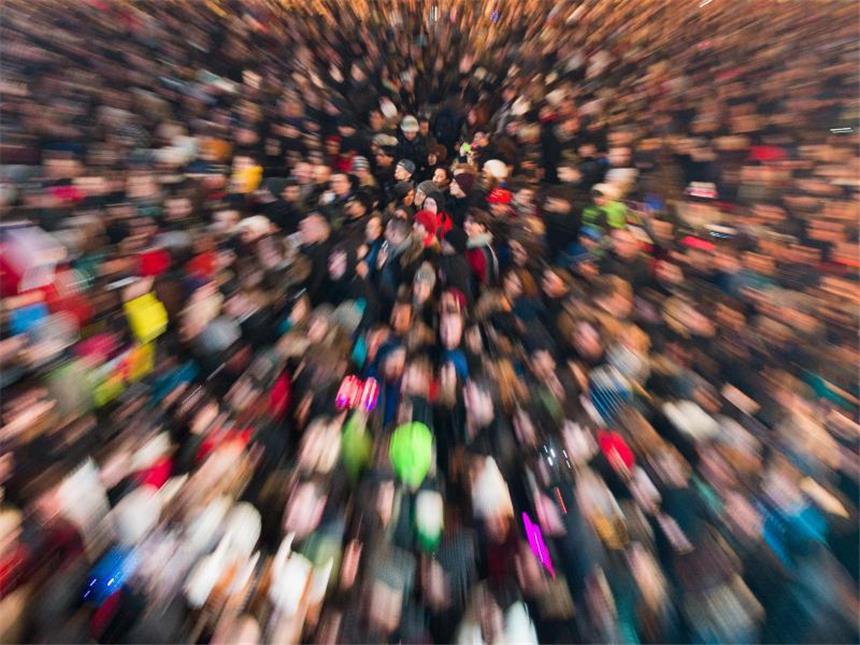 Noch nie hatten so viele in Deutschland ausländische Wurzeln Feier am Brandenburger Tor in Berlin. Foto: Lukas Schulze/Illustration