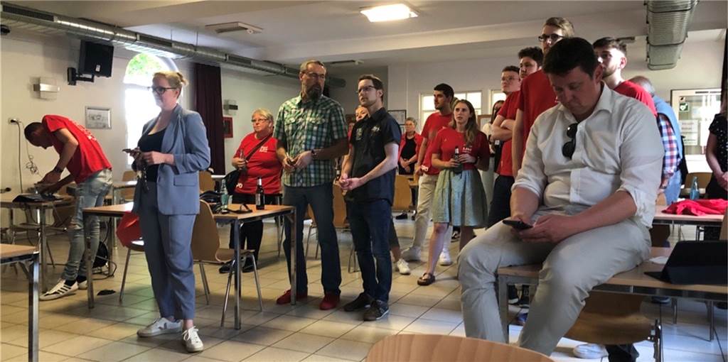 Im Video: Enttäuschung der Castrop-Rauxeler SPD bei 18-Uhr-Prognose Feier sieht anders aus. Bei der SPD in der Agora ist die Stimmung gedämpft.