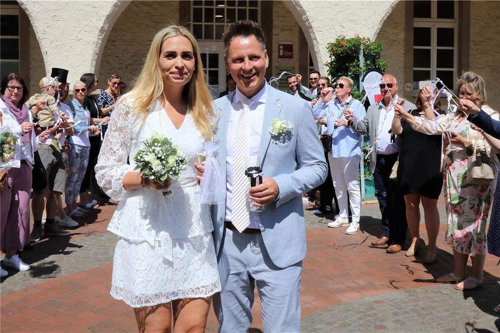 Im Fitnessstudio verliebt: Frederike und Dirk haben jetzt geheiratet Das Hochzeitspaar steht vor dem Alten Rathaus in Haltern.