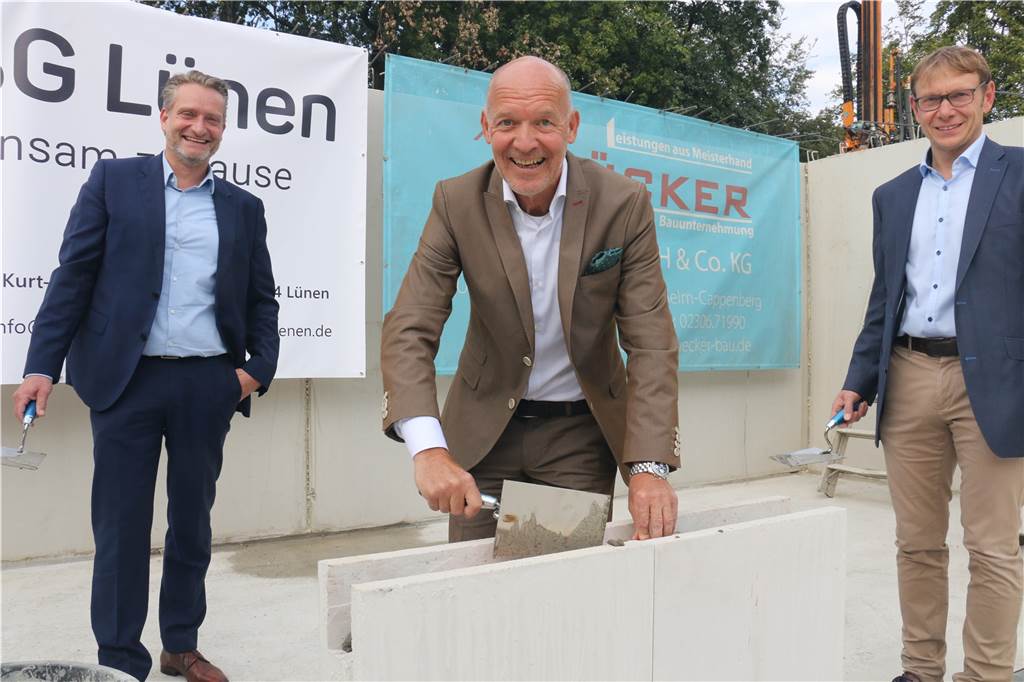 „Riesen-Run“ auf Kastanienquartier: Bewerbung um Wohnungen in Werne weiter möglich Feierliche Grundsteinlegung im September 2020 (v.l.): Christian Cramer, Geschäftsführer der Assmann-Gruppe, Rainer Heubrock, Vorstandsmitglied der WBG Lünen, sowie Bürgermeister Lothar Christ.