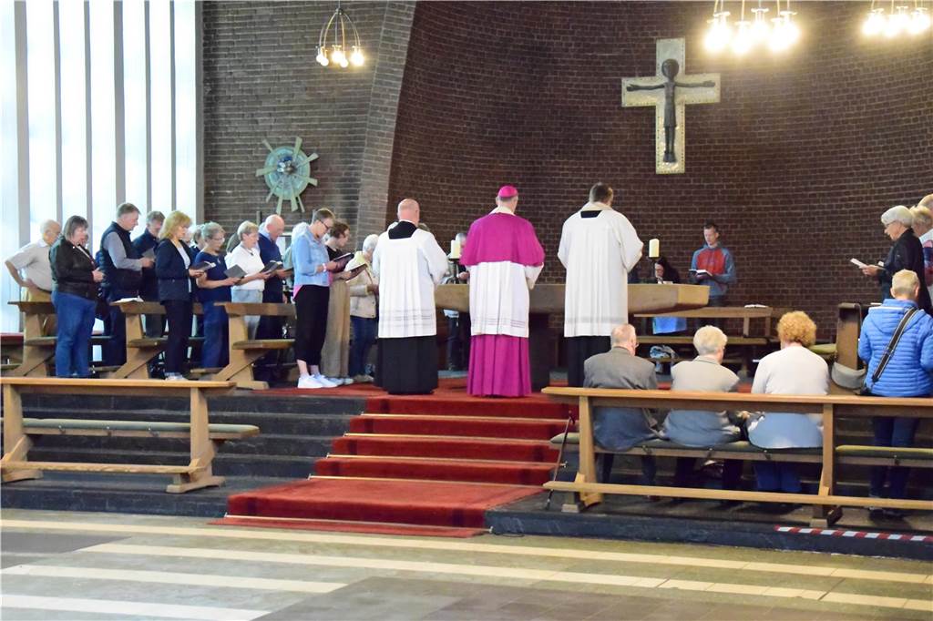 Weihbischof entweiht Laurentiuskirche in Haltern: „Abschied in Wellen“ Männer stehen vor einem Altar