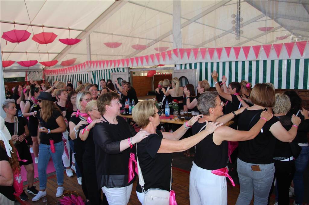Pinker Zusammenhalt: St.-Elfi vereint Frauenpower und Tradition Frauen feiern in einem Partyzelt