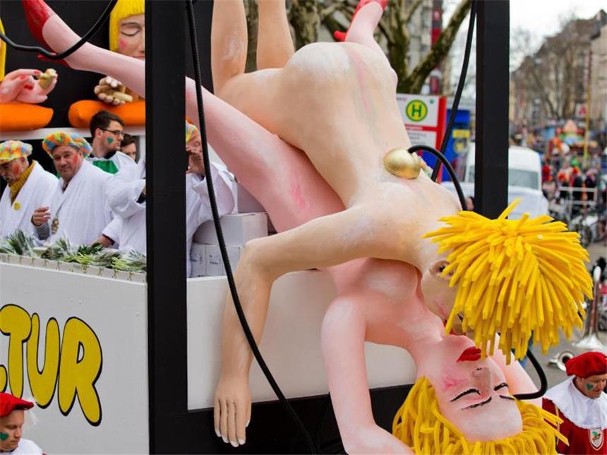 Warum Seitensprünge an Karneval beliebt sind Feiern, trinken, schunkeln - da kommt man sich schnell näher. Foto: Rolf Vennenbernd