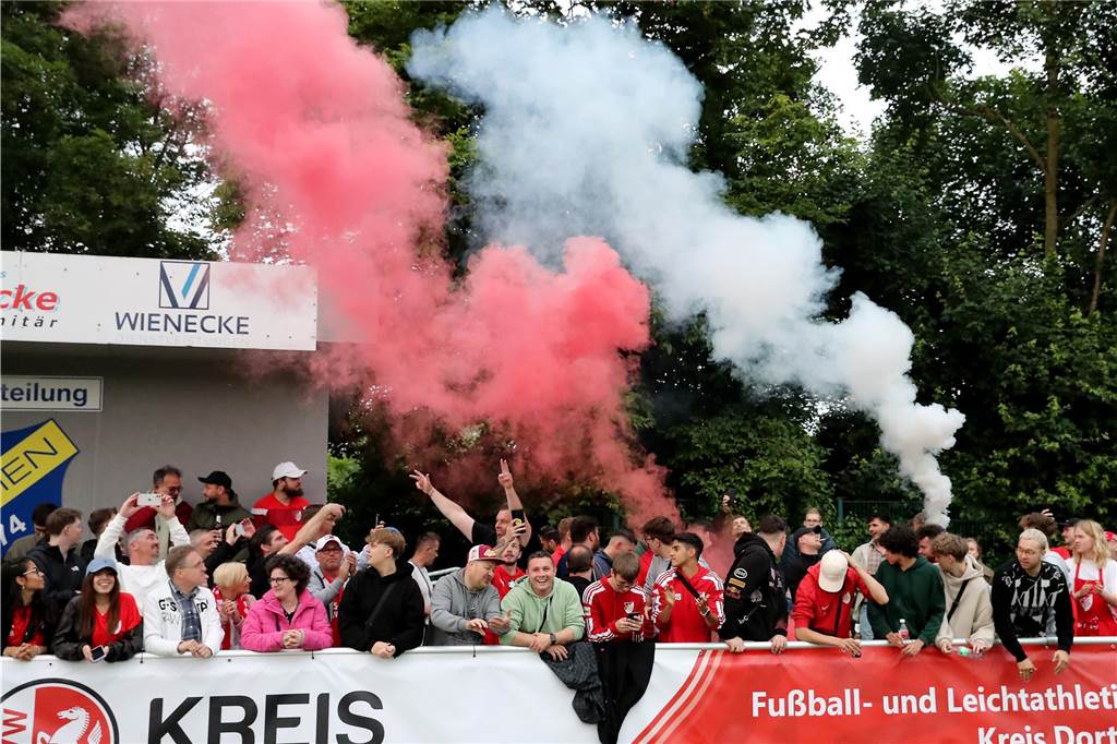 Aufsteiger in Dortmunder Kreisligen: RW Barop ist Zünglein an der Waage Feiernde Fans von Rot-Weiß Barop. Ihre Mannschaft dürfte in den kommenden Tagen auch einige Anhänger anderer Vereine für sich gewinnen.