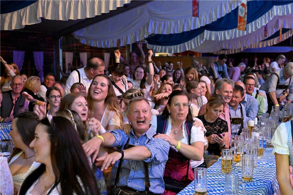 Feiernde Gruppe bei Bobfahren