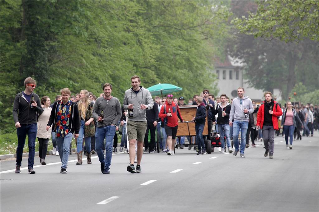 Maigang: Verbot ist neu beim Kult-Treffen an der Grillwiese in Lünen Feiernde ziehen über Cappenberg auch aus Richtung Selm zur Grillwiese nach Lünen.