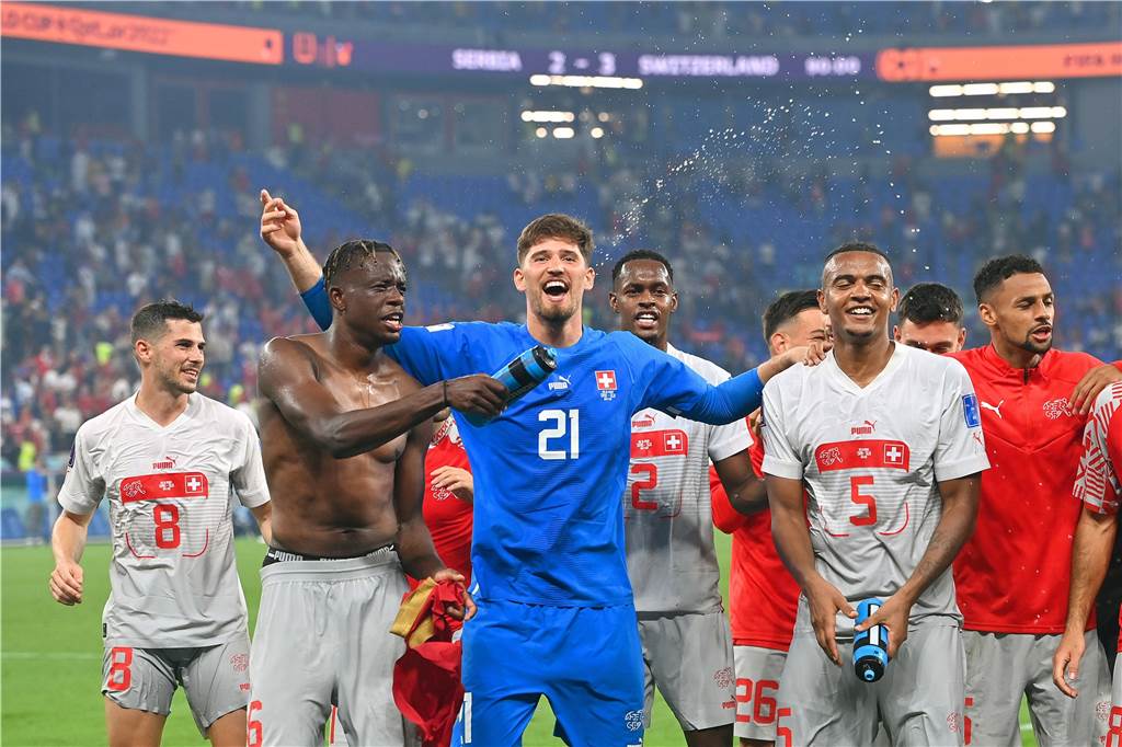 Nach der WM-Vorrunde : Die Leistungen der BVB-Profis unter der Lupe Gregor Kobel jubelt.