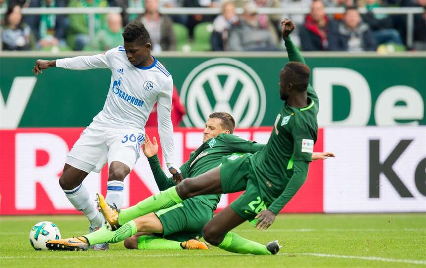 Feierte ein gelungenes Comeback gegen Bremen: Schalkes Breel Embolo (l.).