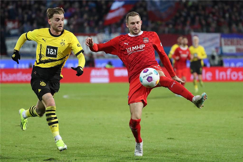 Terzic und der ernüchternde Blick auf die BVB-Bank: Keine Breite, kaum Optionen, wenig Hilfe Ole Pohlmann in einem Zweikampf.