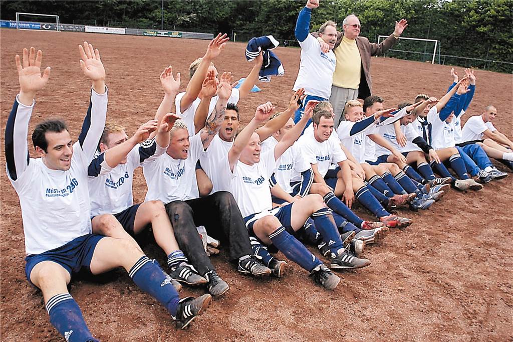 Klub-Chef Janicki jubelte als Blondine 2006 am Meilenstein-Tag des SV Wacker Obercastrop Feierten 2006 ausgiebig auf dem damaligen Ascheplatz an der Frohlinder Brandheide: die Kicker des Bezirksliga-Aufsteigers Wacker Obercastrop.