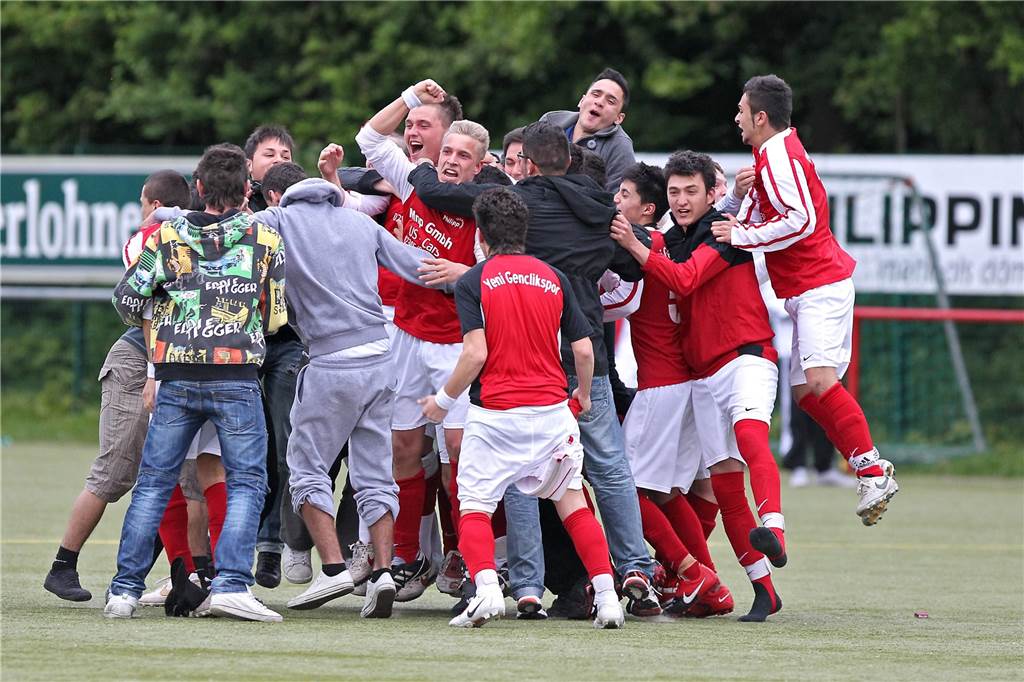 2011 stürmten Fußballer den Europaplatz mit einer Montagsdemo Feierten 2011 ihren Sieg im Kreisliga-Spitzenspiel gegen die SG Castrop beinahe wie einen Aufstieg: Die A-Junioren des SV Yeni Genclik. Mittendrin: Marlon Klawitter, der heutige Kapitän von Eintracht Ickern.