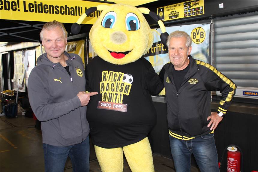 25 Jahre „Kick racism out“: BVB und Fanprojekt begrüßen besondere Gäste Feierten 25 Jahre "Kick racism out": (von links) BVB-Vereinsvertreter Wolfgang de Beer, Maskottchen Emma und Thilo Danielsmeyer vom Fanprojekt Dortmund.